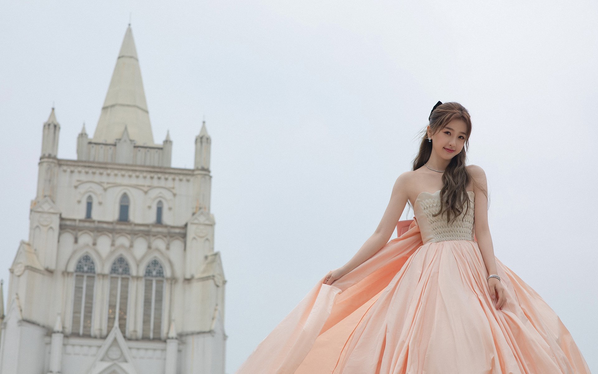 南美巨人之间的激烈对决引人关注，南美巨人石像