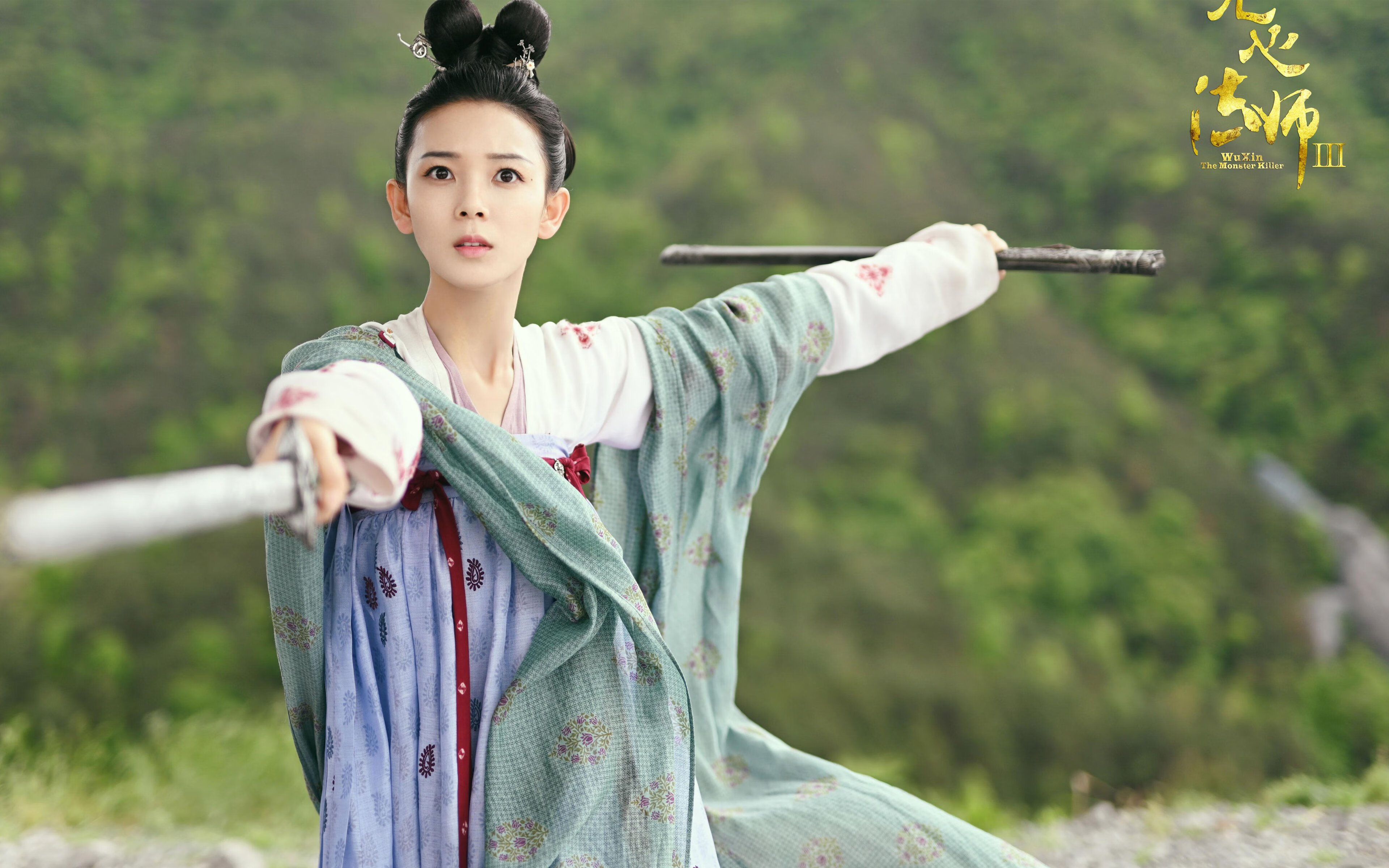 纷争激烈的比赛中球员们展现实力，令人赞叹不已，纷争怎么写